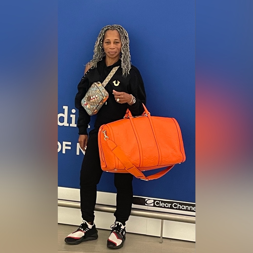 AUTHENTIC MEDIUM GUCCI LEATHER JUMBO GG DUFFLE!